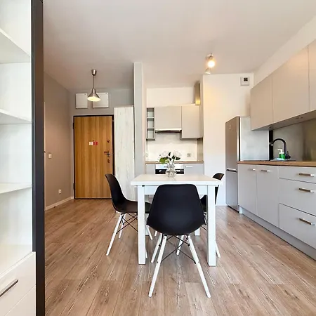 Tarnogaj Modern By Bookinghost * ורוצלב